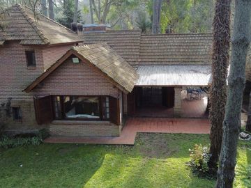Hermoso chalet de 4 dormitorios en medio del bosque de Carilo