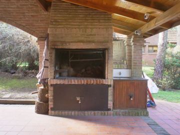Hermoso chalet de 4 dormitorios en medio del bosque de Carilo