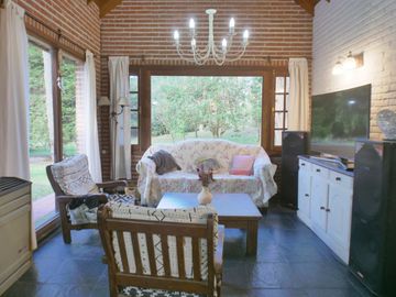 Hermoso chalet de 4 dormitorios en medio del bosque de Carilo