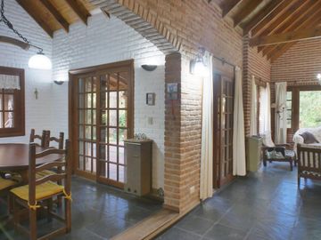 Hermoso chalet de 4 dormitorios en medio del bosque de Carilo