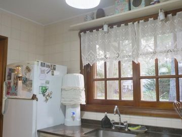 Hermoso chalet de 4 dormitorios en medio del bosque de Carilo