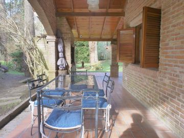 Hermoso chalet de 4 dormitorios en medio del bosque de Carilo