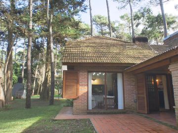 Hermoso chalet de 4 dormitorios en medio del bosque de Carilo