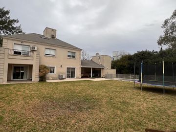 Casa en venta o alquiler en Barrio Privado Santa Ana