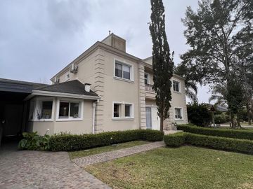 Casa en venta o alquiler en Barrio Privado Santa Ana