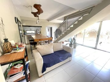 CASA EN VENTA LA ARBOLEDA  - 4 Dormitorios  - Oficina -  Pileta - Gran parque  - Escritura