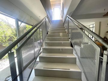 CASA EN VENTA LA ARBOLEDA  - 4 Dormitorios  - Oficina -  Pileta - Gran parque  - Escritura