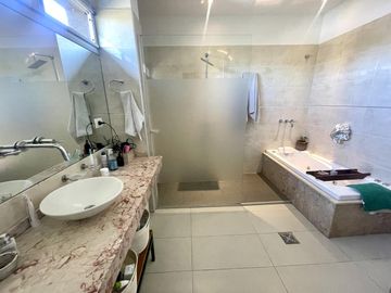 CASA EN VENTA LA ARBOLEDA  - 4 Dormitorios  - Oficina -  Pileta - Gran parque  - Escritura