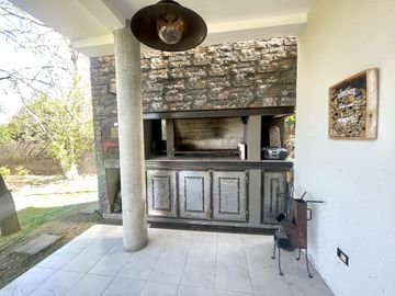 CASA EN VENTA LA ARBOLEDA  - 4 Dormitorios  - Oficina -  Pileta - Gran parque  - Escritura