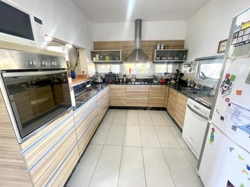 CASA EN VENTA LA ARBOLEDA  - 4 Dormitorios  - Oficina -  Pileta - Gran parque  - Escritura