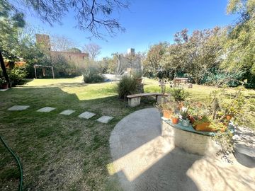 CASA EN VENTA LA ARBOLEDA  - 4 Dormitorios  - Oficina -  Pileta - Gran parque  - Escritura