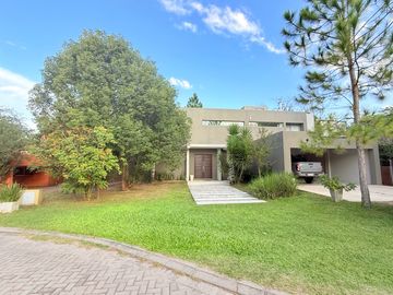 CASA EN VENTA LA ARBOLEDA  - 4 Dormitorios  - Oficina -  Pileta - Gran parque  - Escritura