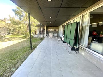 CASA EN VENTA LA ARBOLEDA  - 4 Dormitorios  - Oficina -  Pileta - Gran parque  - Escritura