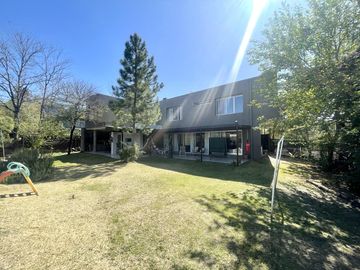 CASA EN VENTA LA ARBOLEDA  - 4 Dormitorios  - Oficina -  Pileta - Gran parque  - Escritura