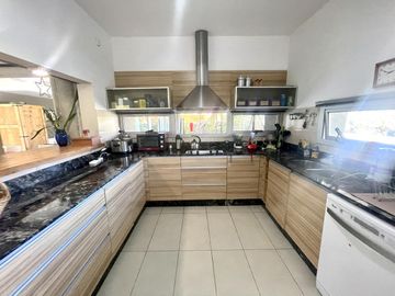 CASA EN VENTA LA ARBOLEDA  - 4 Dormitorios  - Oficina -  Pileta - Gran parque  - Escritura