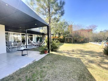 CASA EN VENTA LA ARBOLEDA  - 4 Dormitorios  - Oficina -  Pileta - Gran parque  - Escritura