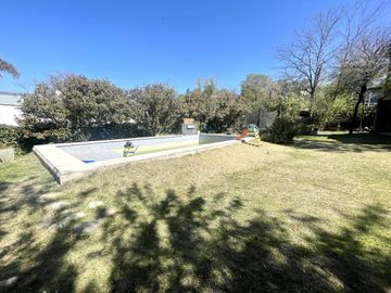 CASA EN VENTA LA ARBOLEDA  - 4 Dormitorios  - Oficina -  Pileta - Gran parque  - Escritura
