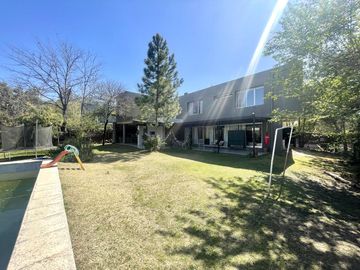 CASA EN VENTA LA ARBOLEDA  - 4 Dormitorios  - Oficina -  Pileta - Gran parque  - Escritura