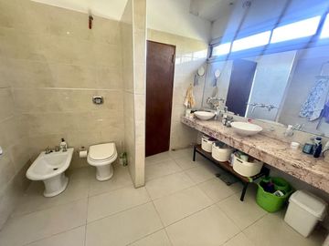 CASA EN VENTA LA ARBOLEDA  - 4 Dormitorios  - Oficina -  Pileta - Gran parque  - Escritura