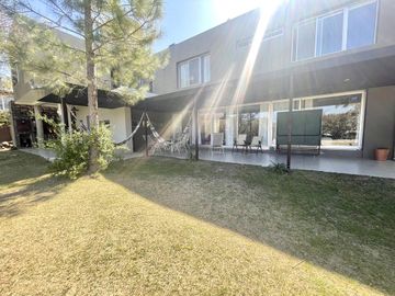 CASA EN VENTA LA ARBOLEDA  - 4 Dormitorios  - Oficina -  Pileta - Gran parque  - Escritura