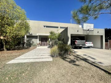 CASA EN VENTA LA ARBOLEDA  - 4 Dormitorios  - Oficina -  Pileta - Gran parque  - Escritura