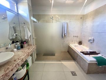 CASA EN VENTA LA ARBOLEDA  - 4 Dormitorios  - Oficina -  Pileta - Gran parque  - Escritura
