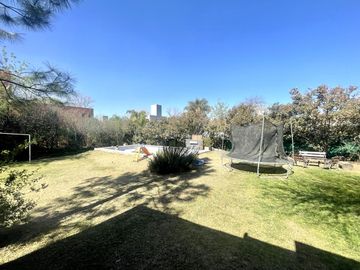 CASA EN VENTA LA ARBOLEDA  - 4 Dormitorios  - Oficina -  Pileta - Gran parque  - Escritura