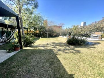 CASA EN VENTA LA ARBOLEDA  - 4 Dormitorios  - Oficina -  Pileta - Gran parque  - Escritura