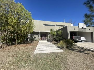 CASA EN VENTA LA ARBOLEDA  - 4 Dormitorios  - Oficina -  Pileta - Gran parque  - Escritura