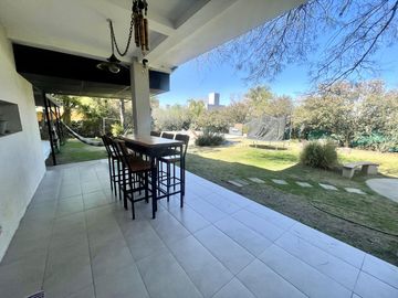 CASA EN VENTA LA ARBOLEDA  - 4 Dormitorios  - Oficina -  Pileta - Gran parque  - Escritura
