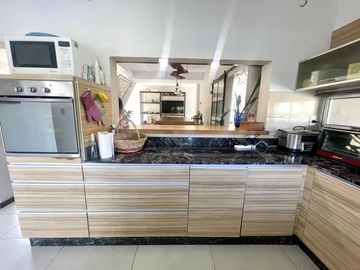 CASA EN VENTA LA ARBOLEDA  - 4 Dormitorios  - Oficina -  Pileta - Gran parque  - Escritura