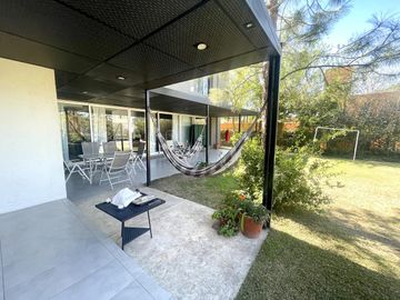 CASA EN VENTA LA ARBOLEDA  - 4 Dormitorios  - Oficina -  Pileta - Gran parque  - Escritura