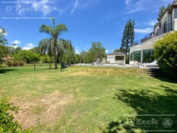 Casa en venta de 4 dormitorios en suite  con fondo al Lago en Abril Club de Campo, Guillermo Hudson