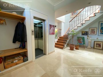 Casa en venta de 4 dormitorios en suite  con fondo al Lago en Abril Club de Campo, Guillermo Hudson