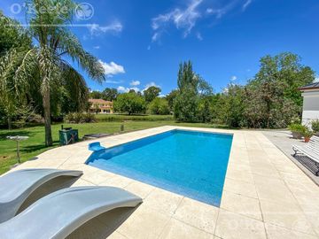 Casa en venta de 4 dormitorios en suite  con fondo al Lago en Abril Club de Campo, Guillermo Hudson