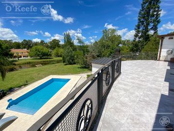 Casa en venta de 4 dormitorios en suite  con fondo al Lago en Abril Club de Campo, Guillermo Hudson