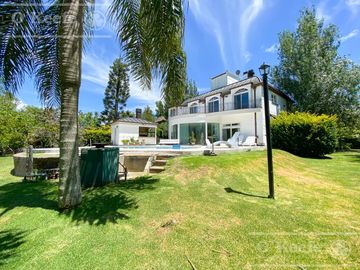 Casa en venta de 4 dormitorios en suite  con fondo al Lago en Abril Club de Campo, Guillermo Hudson