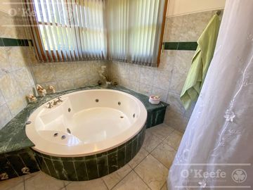 Casa en venta de 4 dormitorios en suite  con fondo al Lago en Abril Club de Campo, Guillermo Hudson