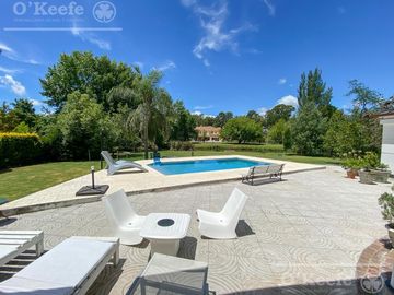 Casa en venta de 4 dormitorios en suite  con fondo al Lago en Abril Club de Campo, Guillermo Hudson