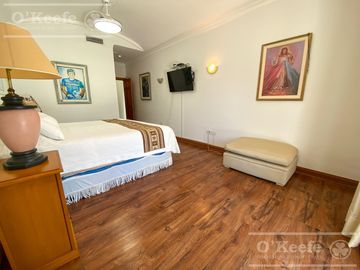Casa en venta de 4 dormitorios en suite  con fondo al Lago en Abril Club de Campo, Guillermo Hudson