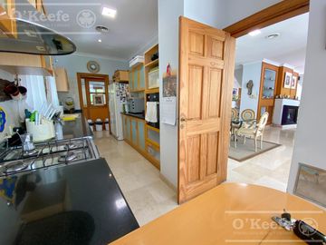 Casa en venta de 4 dormitorios en suite  con fondo al Lago en Abril Club de Campo, Guillermo Hudson