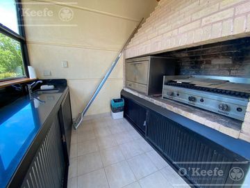 Casa en venta de 4 dormitorios en suite  con fondo al Lago en Abril Club de Campo, Guillermo Hudson