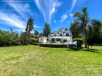 Casa en venta de 4 dormitorios en suite  con fondo al Lago en Abril Club de Campo, Guillermo Hudson