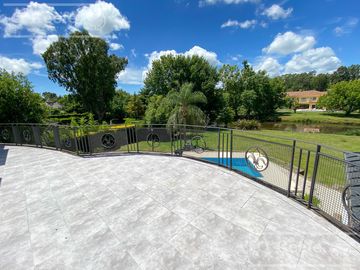 Casa en venta de 4 dormitorios en suite  con fondo al Lago en Abril Club de Campo, Guillermo Hudson