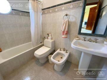 Casa en venta de 4 dormitorios en suite  con fondo al Lago en Abril Club de Campo, Guillermo Hudson