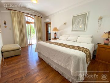 Casa en venta de 4 dormitorios en suite  con fondo al Lago en Abril Club de Campo, Guillermo Hudson