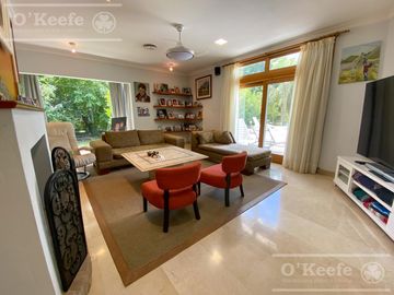 Casa en venta de 4 dormitorios en suite  con fondo al Lago en Abril Club de Campo, Guillermo Hudson