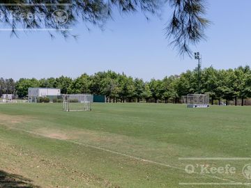 Casa en venta de 4 dormitorios en suite  con fondo al Lago en Abril Club de Campo, Guillermo Hudson