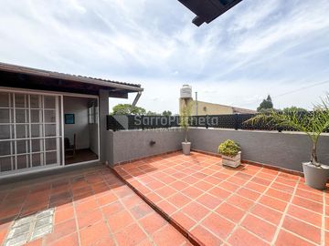 Venta casa 3 ambientes con garaje en Haedo.