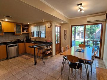 Venta Casa 3 dormitorios y escritorio con jardin en Martinez